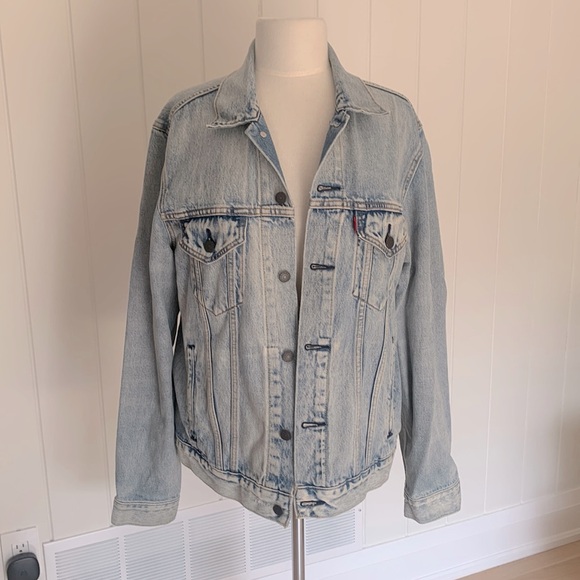 Levi's Other - LEVI’S VINTAGE FIT 90’s Tracker Denim Jean Jacket size M